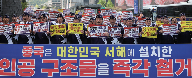 재향군인회 회원들이 4월30일 서울 중구 서울중앙우체국 앞에서 중국의 서해 무단 설치 인공구조물 철거를 촉구하고 있다.ⓒ연합뉴스
