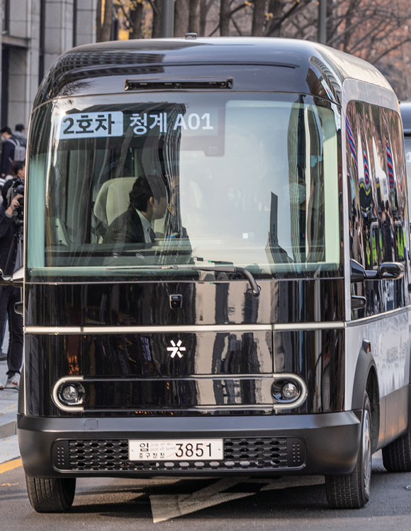 2022년 11월24일 서울 청계광장 인근 도로에서 청계천 자율주행 전용 버스가 목적지를 향해 이동하고 있다.ⓒ연합뉴스