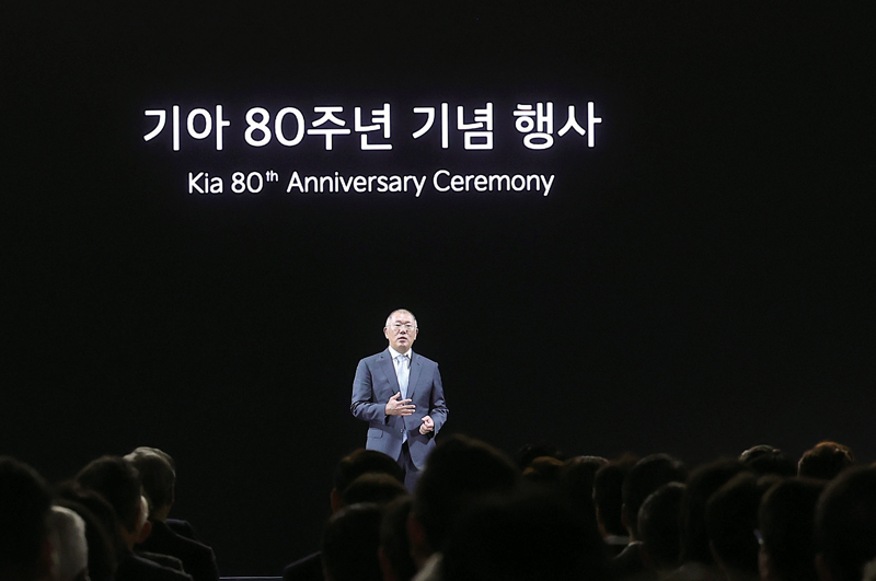 12월5일 정의선 현대차그룹 회장이 경기 용인시 기아 비전스퀘어에서 열린 기아 80주년 기념식에서 발언하고 있다.ⓒ연합뉴스