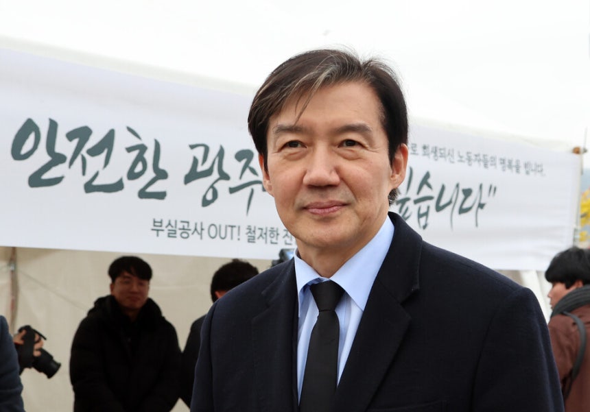 조국 조국혁신당 대표가 12월24일 광주 동구 5·18민주광장에 마련된 광주대표도서관 붕괴 사고 시민분향소에서 헌화·분향한 뒤 이동하고 있다.ⓒ연합뉴스