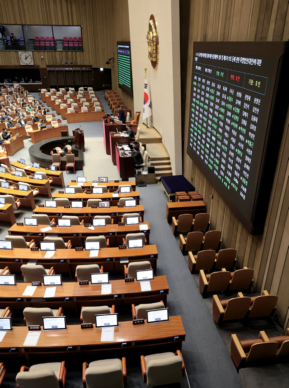 2025년 12월23일 국회에서 열린 12월 임시국회 본회의에서 12·3 윤석열 비상계엄 등에 대한 전담재판부 설치 및 제보자 보호 등에 관한 특별법이 무제한 토론 끝에 통과되고 있다.국민의힘은 불참했다.ⓒ연합뉴