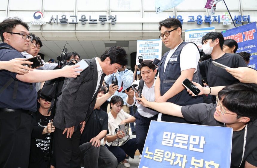 김영훈 고용노동부 장관이 지난 6월24일 후보자 시절 인사청문회 준비 사무실이 위치한 서울 중구 서울지방고용노동청 앞에서 집회 중이던 민주노총 금속노조 주얼리분회 조합원과 대화하고 있다.ⓒ시사저널 임준선