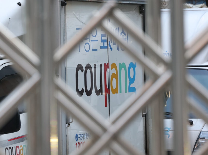 대통령실이 성탄절인 12월25일 쿠팡의 대규모 개인정보 유출사태의 대책 마련을 위한 관계부처 장관급 회의를 연 가운데 서울 시내 한 주차장에 쿠팡 배달 차량이 주차돼 있다.ⓒ 연합뉴스