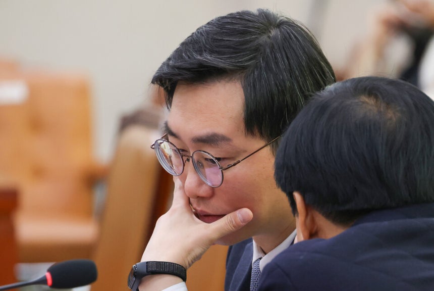 장경태 더불어민주당 의원이 12월5일 서울 여의도 국회 법제사법위원회에서 열린 법안심사소위원회의에 참석해 생각에 잠겨있다.ⓒ연합뉴스