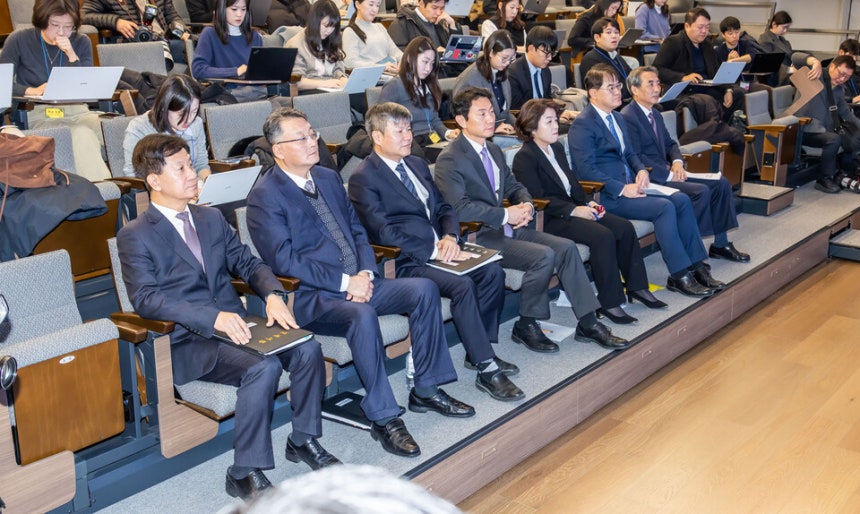 민중기 특별검사(오른쪽) 옆으로 김형근·오정희·박상진·문홍주·김경호·박노수 특별검사보가 29일 오전 서울 종로구 KT광화문빌딩 특검 브리핑실 앞자리에 착석해 있다.ⓒ시사저널 최준필