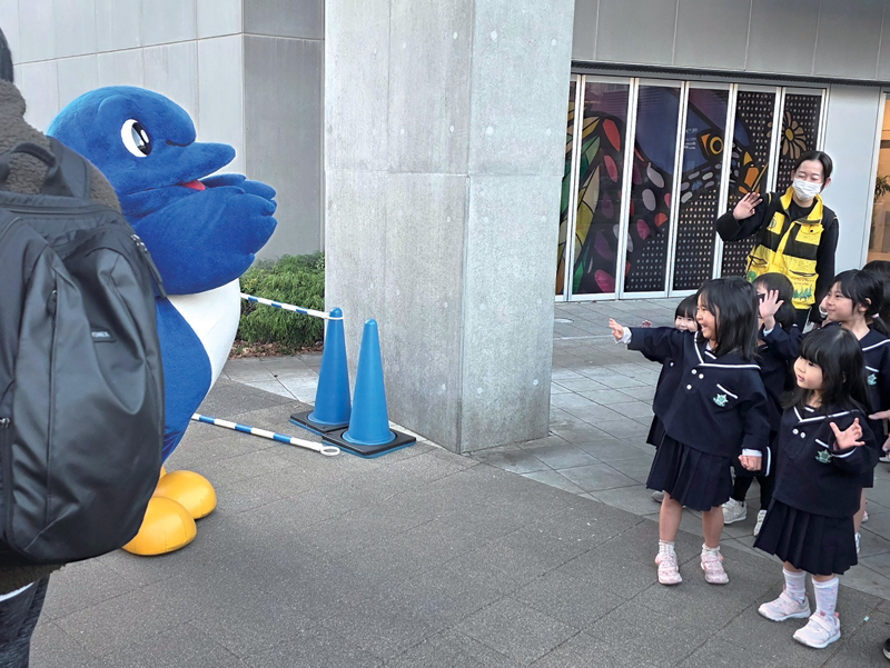 인형 탈을 쓴 나가레야마 시청 직원이 오타카노모리역 광장에서 하원 중인 유치원 원아들을 반갑게 맞이하고 있다.ⓒ시사저널 이태준
