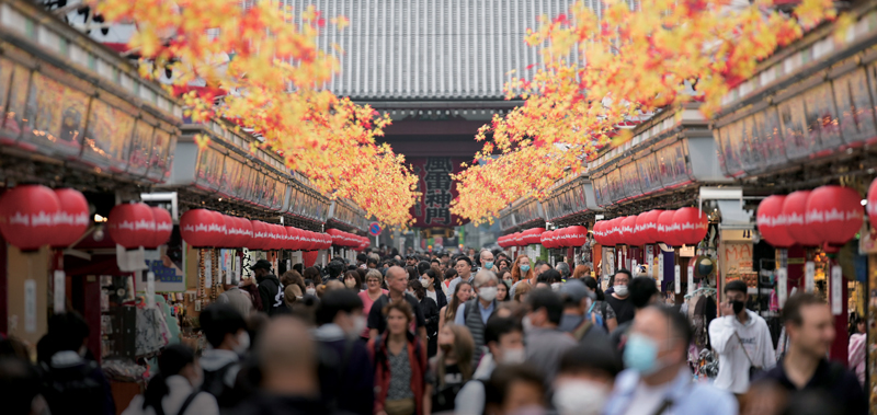 2022년 10월17일 일본 도쿄의 유명 관광지인 아사쿠사의 불교 사찰 센소지로 향하는 통로가 오가는 관광객들로 북적이고 있다. ⓒ연합뉴스