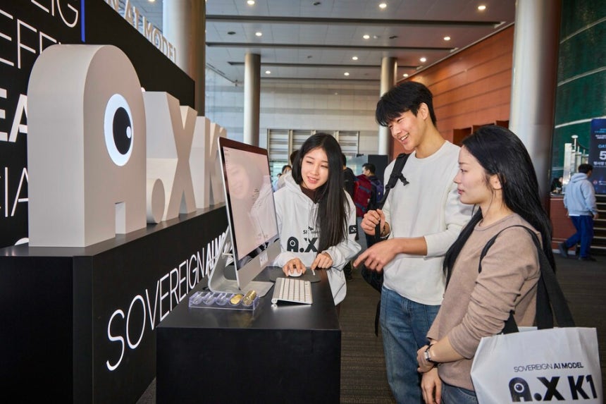 지난해 12월30일 서울 강남구 코엑스에서 열린 '독자 AI 파운데이션 모델 프로젝트 1차 발표회'에서 방문자가 SK텔레콤 A.X K1 모델을 사용하고 있다.ⓒ연합뉴스