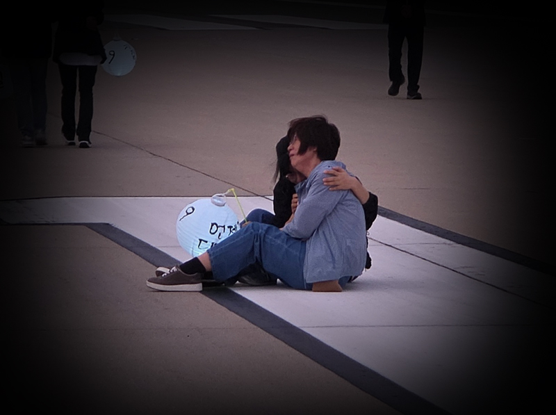 추석 당일인 지난해 10월6일 오후 전남 무안군 무안국제공항에서 진행된 12·29 제주항공 여객기 참사 유등 행사에 참여한 유가족이 오열하고 있다.ⓒ시사저널 이태준