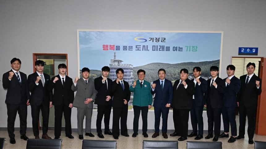 정종복 기장군수(좌측 일곱 번째)와 기장갈매기씨름단원이 기념촬영을 하고 있다.ⓒ기장군