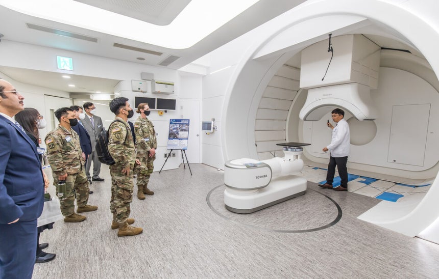 차세대 암 치료인 중입자 치료로 암 생존율이 더 높아질 것으로 보인다.사진은 2023년 연세암병원 중입자 치료센터 개소식에서 참석자들이 치료실을 살펴보는 모습 ©시사저널 최준필