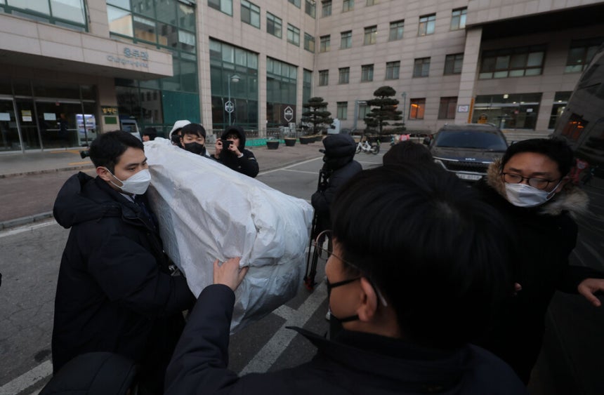 북한의 한국 무인기 침투 주장을 조사 중인 '군경합동조사 TF'가 지난 21일 민간인 피의자 3명의 주거지 및 사무실 등에 대한 압수수색에 나선 가운데 피의자 장모씨와 오모씨가 다니던 서울의 한 대학교 공대 건물에서