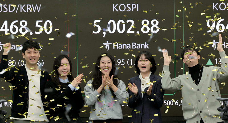 1월22일 서울 중구 하나은행 딜링룸에서 코스피 지수가 장 중 5000을 넘어서자 딜러들이 기뻐하고 있다.ⓒ연합뉴스