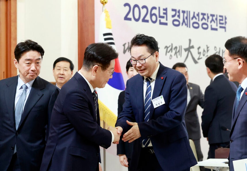 이재명 대통령이 1월9일 청와대에서 경제성장전략 국민보고회 후 이한주 경제인문사회연구회 이사장과 악수하고 있다.