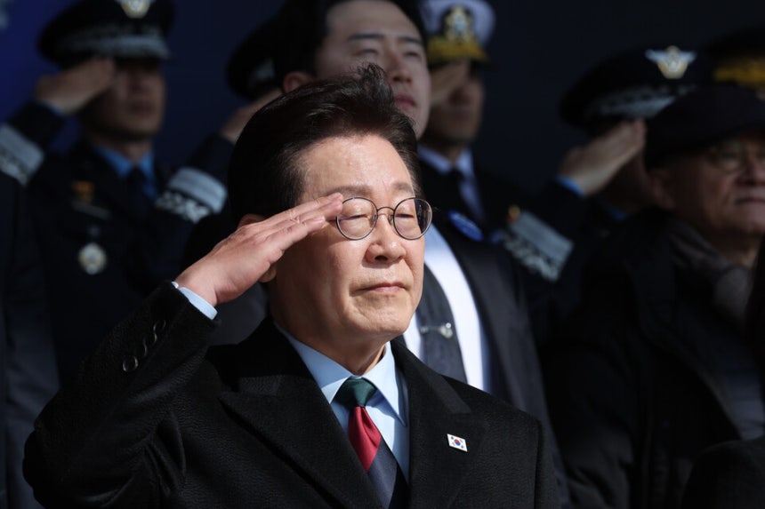 이재명 대통령은 22일 엑스(옛 트위터)를 통해 안중근 의사의 유묵이 한국에 도착한 것을 환영한다고 밝혔다. 사진은 지난 20일 육·해·공군 사관학교 통합임관식에서 거수경례를 하고 있는 이 대통령    </div>

    <div class=