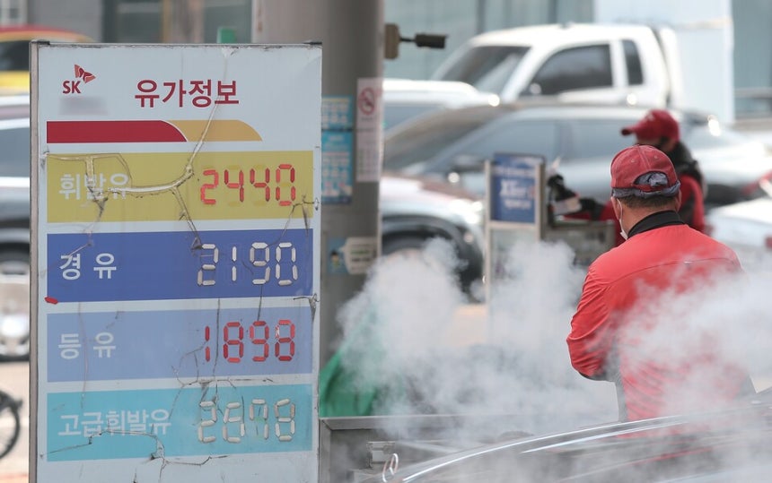 중동 사태 여파로 국내 기름값이 오르자 정부가 3월13일부터 석유 최고가격제를 시행했다.ⓒ연합뉴스