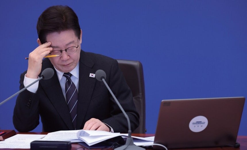 이재명 대통령이 3월10일 청와대에서 열린 국무회의에서 구윤철 부총리 겸 재정경제부 장관의 중동 상황 관련 대응 현황 보고를 듣고 있다.ⓒ연합뉴스