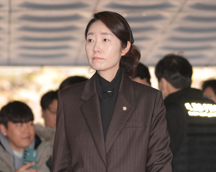 ‘1억 공천헌금 의혹’을 받는 강선우 무소속 의원이 3월3일 서울중앙지방법원에서 열린 구속 전 피의자 심문(영장실질심사)을 마친 뒤 법원을 나서고 있다.ⓒ연합뉴스