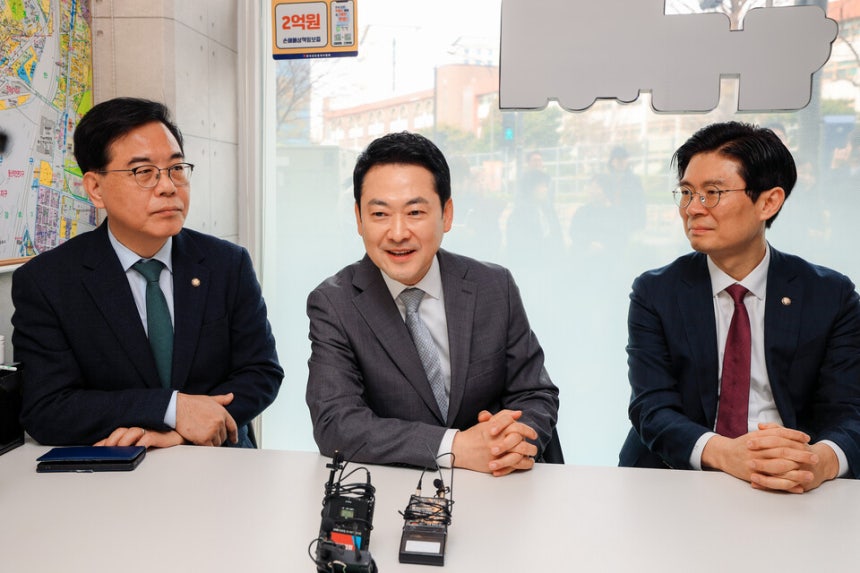 장동혁 국민의힘 대표와 송원석 원내대표 등이 1일 서울 마포구의 한 아파트 단지의 부동산을 찾아 전월세 시장 상황을 점검하고 있다. ⓒ연합뉴스