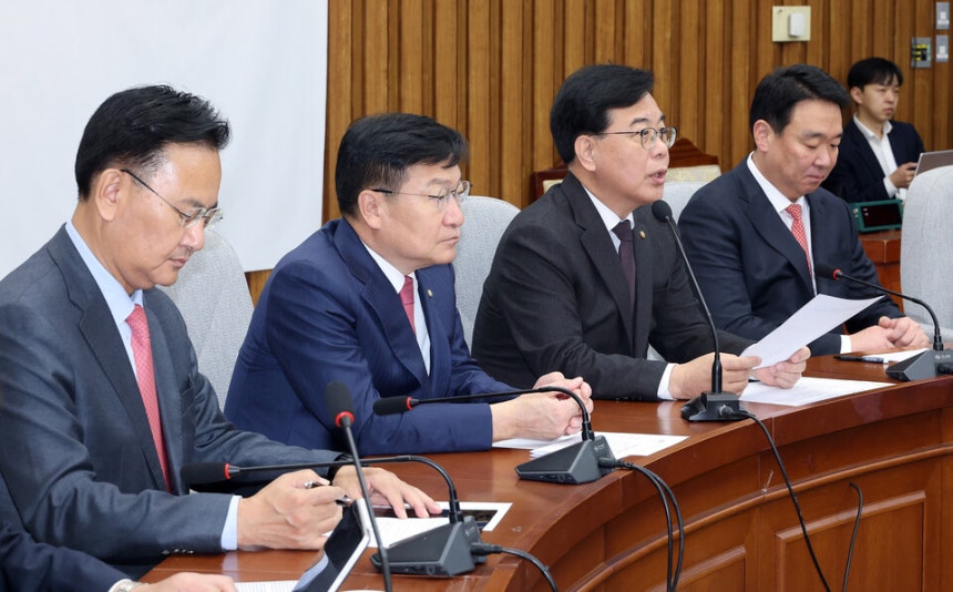 송언석 국민의힘 원내대표가 10일 국회에서 열린 원내대책회의에서 발언하고 있다. 왼쪽부터 유상범 원내운영수석부대표, 정점식 정책위의장, 송 원내대표, 정희용 사무총장 ⓒ연합뉴스