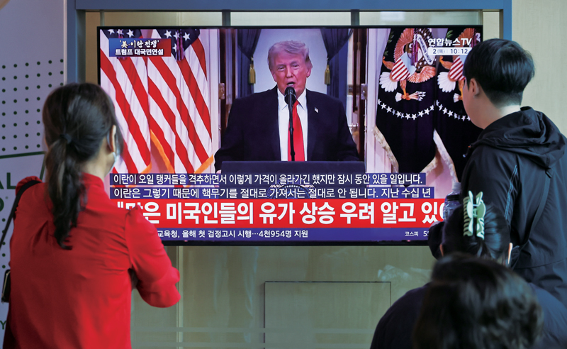 4월2일 서울역 대합실에서 도널드 트럼프 미국 대통령의 이란 전쟁 관련 대국민 연설 TV 생중계 방송이 나오고 있다.ⓒ시사저널 임준선