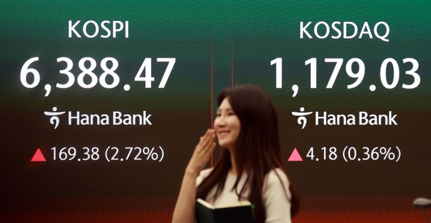 코스피가 21일 2% 넘게 상승하며 6388.47에 거래를 마쳤다. 사진은 이날 서울 중구 하나은행 본점 딜링룸 모습    </div>

    <div class=