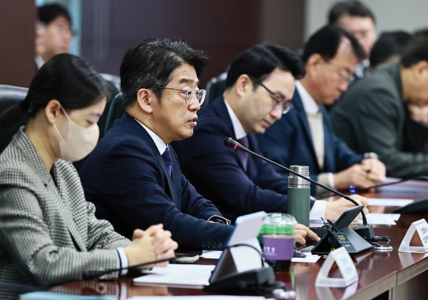 양기욱 산업통상부 산업자원안보실장이 지난 8일 서울 종로구 한국무역보험공사 대회의실에서 열린 석유제품(윤활유·선박연료) 수급 대책회의를 주재하고 있다.    </div>

    <div class=