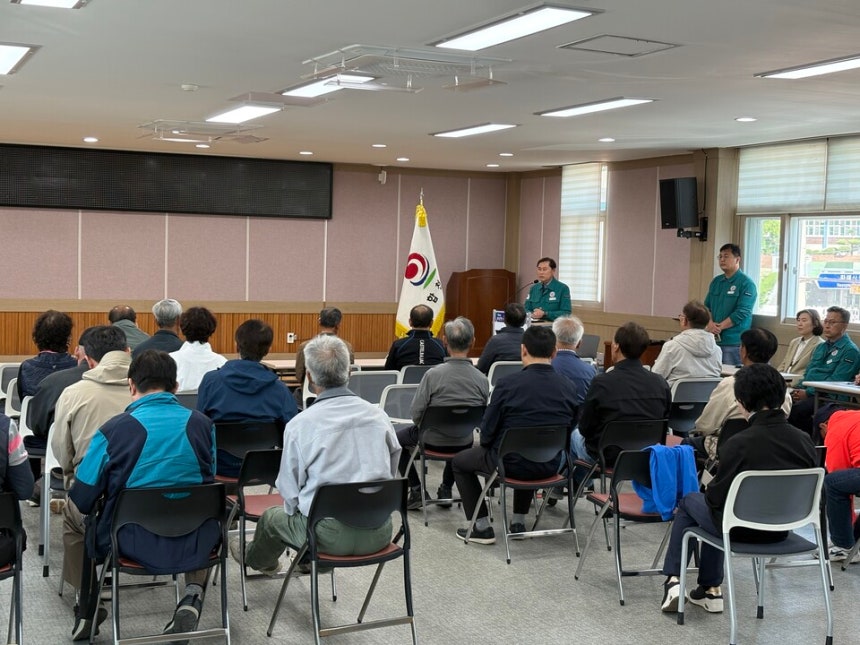 이동률 안전건설국장이 21일 가회면사무소에서 신등천 재해복구사업 감정평가 사전설명회를 진행하고 있다.    </div>

    <div class=