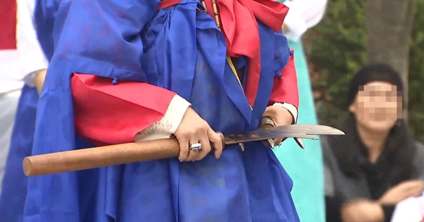 자신의 조카에 숯불 열기를 가해 숨지게 한 80대 무속인이 2심에서 대폭 감형 받았다.    </div>

    <div class=