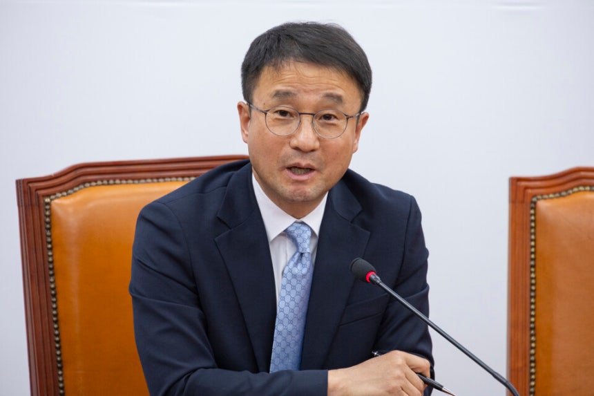 한병도 더불어민주당 원내대표가 21일 국회에서 열린 현안 관련 기자회견에서 취재진 질문에 답하고 있다.    </div>

    <div class=