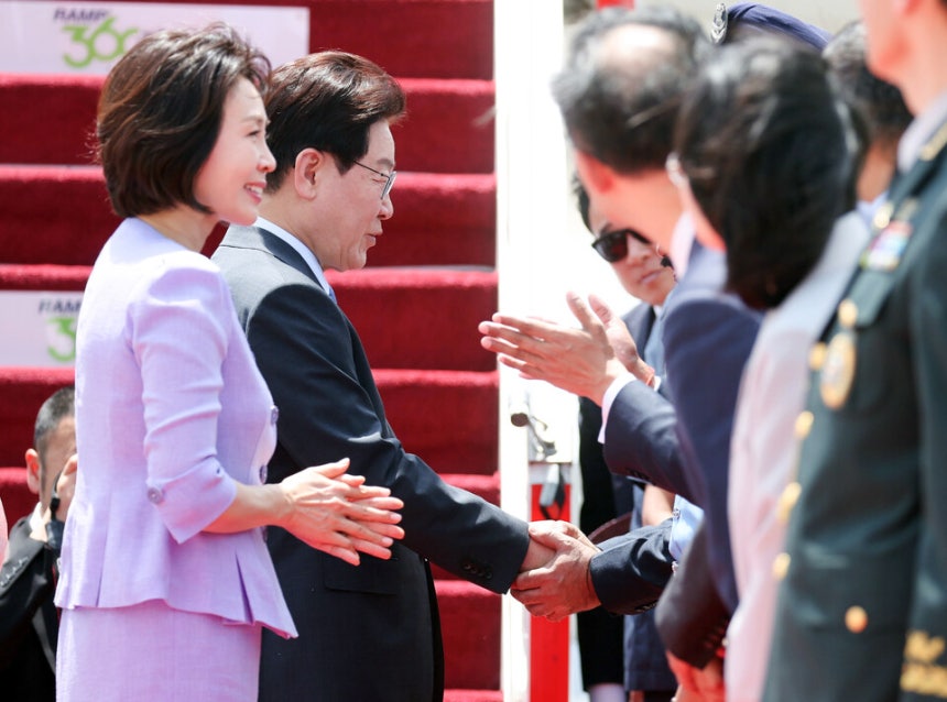 인도 국빈방문을 마친 이재명 대통령과 김혜경 여사가 21일(현지시간) 다음 국빈 방문지인 베트남으로 가기 위해 뉴델리 팔람 공군기지에서 공군 1호기에 탑승 전 환송객과 인사하고 있다.    </div>

    <div class=