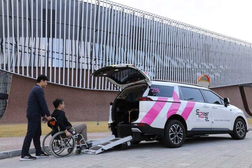 교통약자 특별교통수단 두리발 차량에 이용자가 탑승하고 있다.    </div>

    <div class=