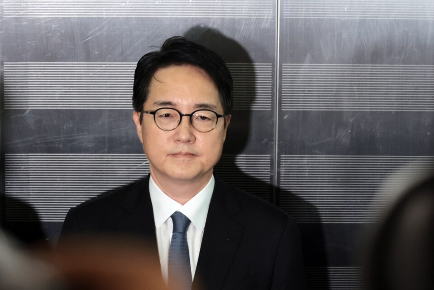 Former Chief Prosecutor Sim Woo-jung is appearing as a suspect to the special investigation team for fallen marines in Seocho-gu, Seoul, concerning allegations related to the appointment of former Defense Minister Lee Jong-seop as the Ambassador to Australia in an attempt to escape. ⓒYonhap News