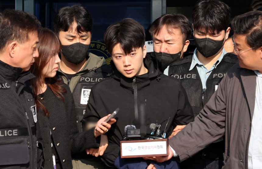 광주에서 여고생을 살해한 혐의를 받는 장윤기(23)가 5월14일 광주 서부경찰서에서 검찰로 송치되기 전 포토라인에 서고 있다.ⓒ 연합뉴스