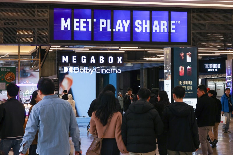 <b>메가박스</b> 법정관리에 멈춰선 '극장 빅딜'…롯데시네마의 다음 수는