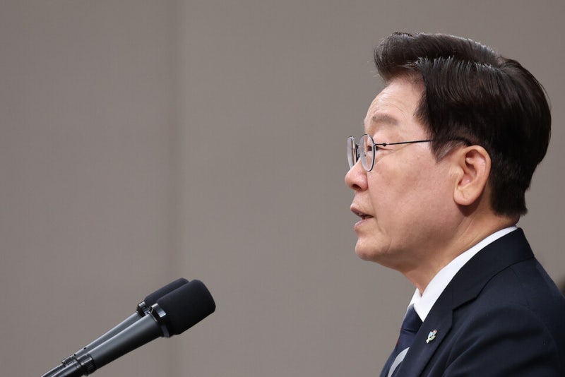 "첫 데드크로스"…李대통령 지지율 46.7%, 부정평가 49.7% [리얼미터]