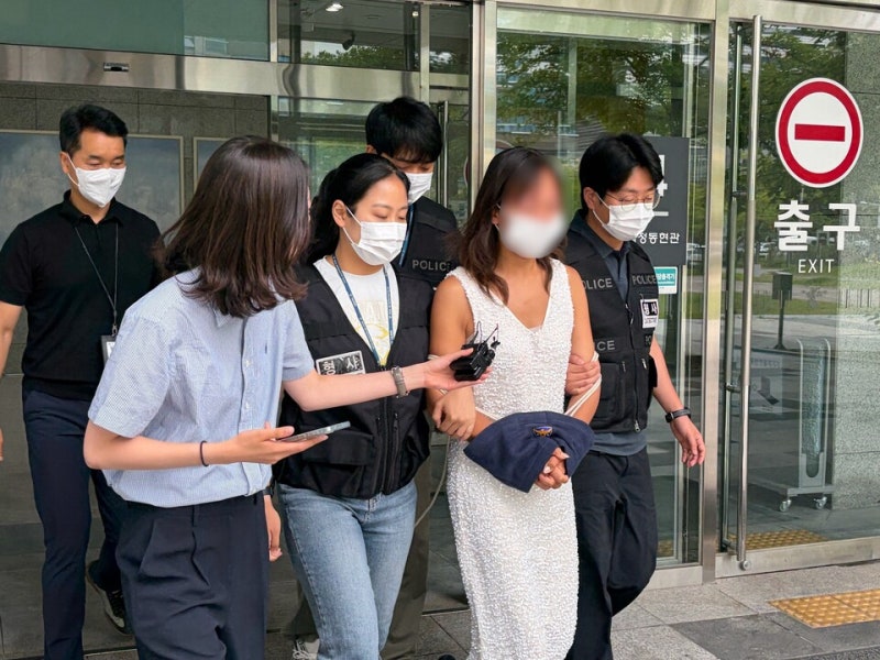 경찰에 침 뱉었다가 체포된 잠실개표소 女 시위자…"모든 게 억울"