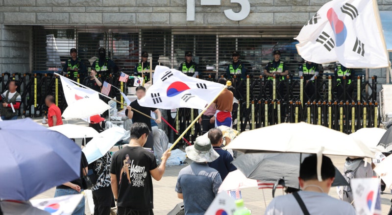 잠실 개표소 앞 시위 참가자 간 충돌…현장 아수라장
