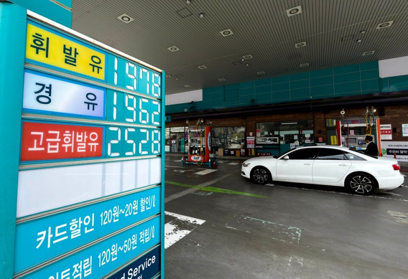 국내 기름값, 7주째 동반 <b>하락</b>…<b>휘발유</b>·경유 1900원대 중반