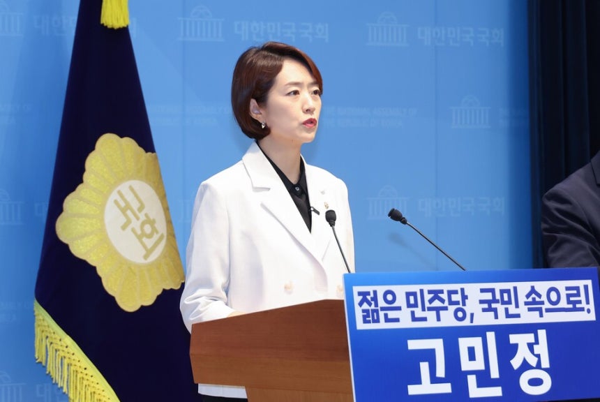 고민정 더불어민주당 의원이 7월8일 국회 소통관에서 당 대표 출마 선언 기자회견을 하고 있다. ⓒ연합뉴스