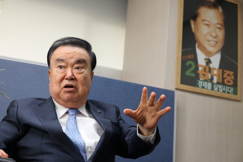 [문희상 인터뷰] "한심한 적통 싸움, 당장 멈춰야…김대중·노무현 정신 이어달릴 고민해야"