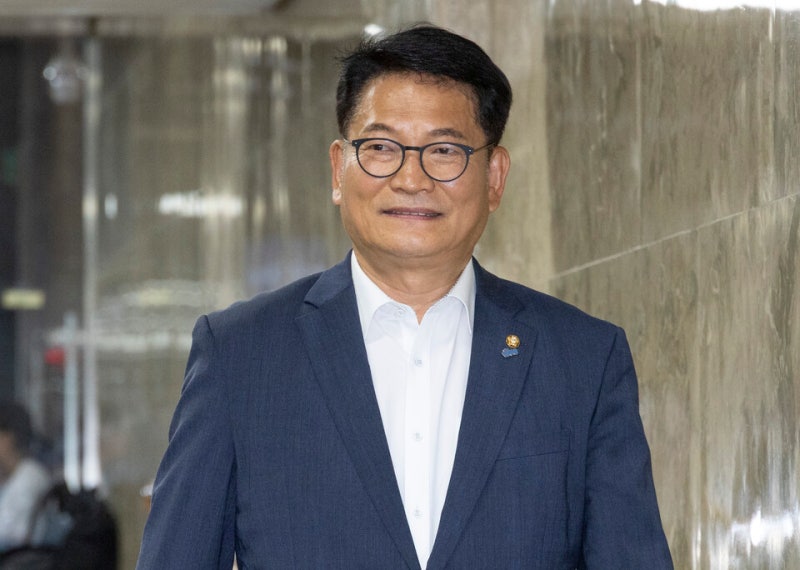 <b>민주당</b>, 심야 최고위 소집…송영길·김용 전대 <b>후보 자격</b> 논의