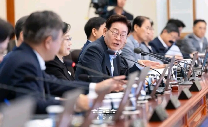 이재명 대통령이 4일 청와대에서 열린 국무회의에서 “공항 장기 폐쇄로 지역경제에도 영향이 크다”면서 “사고 원인 조사와 안전시설 설치 등을 동시에 할 수 있는 방안을 찾아 달라”고 주문하고 있다. ⓒ민형배 전남광주특