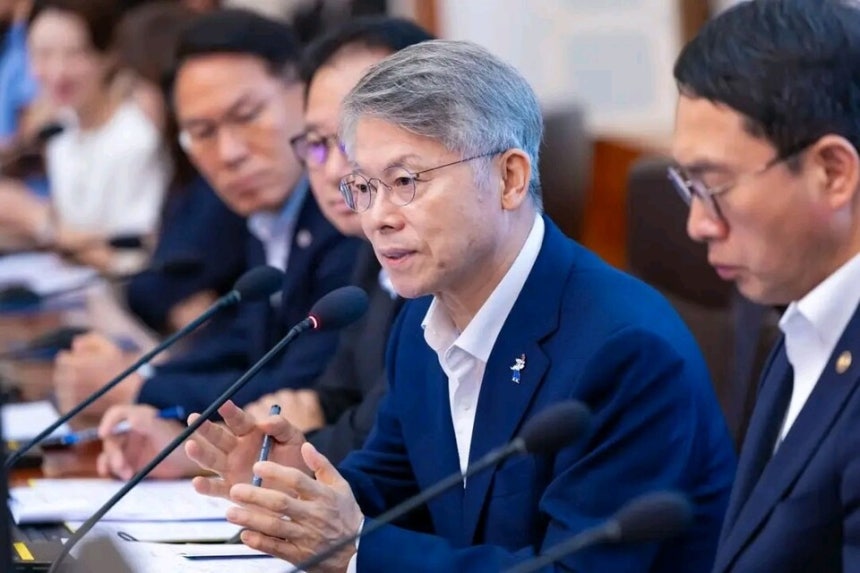 민형배 전남광주특별시장이 4일 이재명 대통령 주재로 청와대에서 열린 국무회의에서 무안국제공항 정상화 상화에 대해 설명하고 있다. ⓒ민형배 전남광주특별시장 페이스북