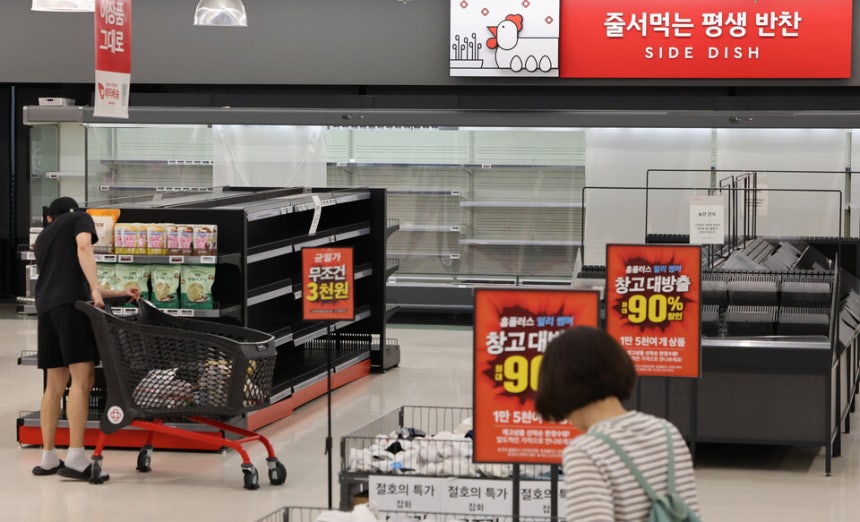 지난달 12일 서울 시내 한 홈플러스 진열대가 비어 있는 모습 ⓒ연합뉴스