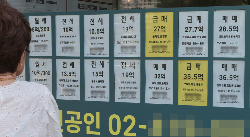 정부가 8월3일 ‘2026년 세제개편안’을 발표한 가운데 서울 송파구의 한 공인중개사 사무실에 부동산 관련 게시물이 붙어있다. ⓒ시사저널 박정훈