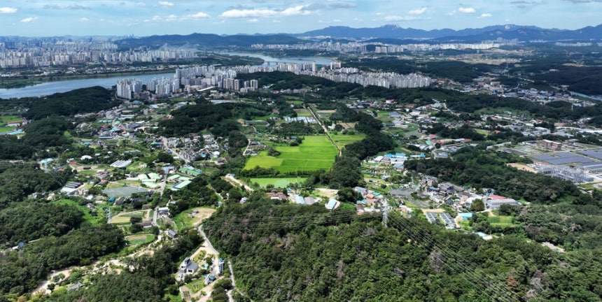 정부가 개발제한구역(그린벨트)을 포함한 신규 택지 10만 가구 등 수도권에 23만 가구 이상의 추가 공급을 발표한 지난 13일 그린벨트 중 신규 택지지구로 선정된 경기 남양주시 와부읍 고려대학교 덕소농장 일대 모습 