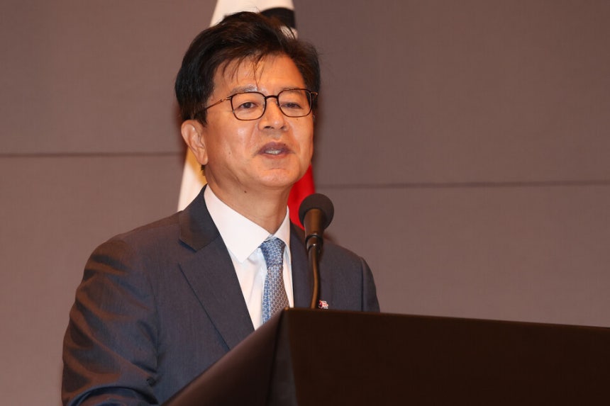 성기홍 청와대 홍보소통수석이 8월13일 서울 프레스센터에서 열린 한국기자협회 창립 62주년 기념식에서 이재명 대통령 축사를 대독하고 있다.    </div>

    <div class=