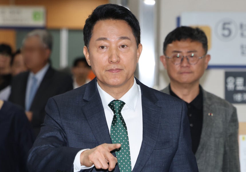  오세훈 서울시장이 21일 서울고법에서 열린 정치자금법 위반 혐의 2심 첫 공판에 출석하고 있다.    </div>

    <div class=