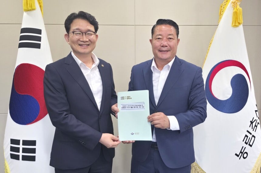 지난 20일 최영일 순창군수가 농림축산식품부를 찾아 농어촌기본소득 시범사업 성과를 설명하고 ‘햇빛소득마을’ 확대를 위한 제도개선을 건의하고 있다.    </div>

    <div class=